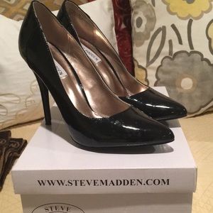 Steve Madden Black patent leather pumps